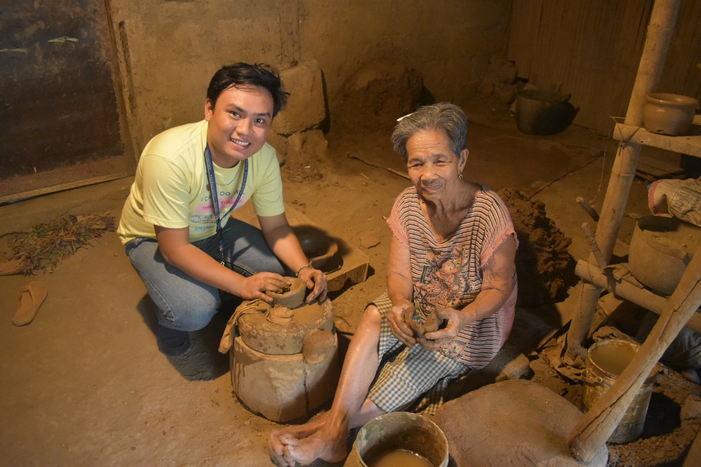 pottery-making-lola-enriquita-and-her-treasure-pen-pen-disarapen